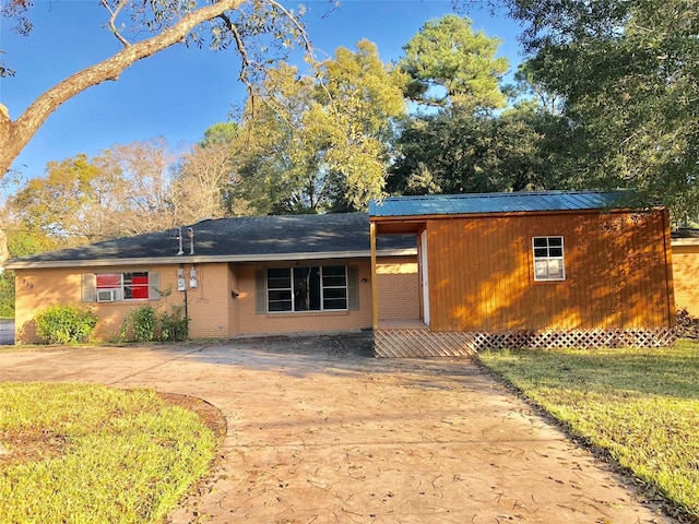 view of front of property with a front yard