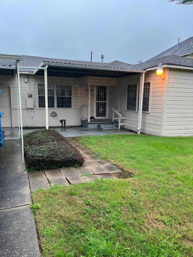 view of front of home featuring a front lawn