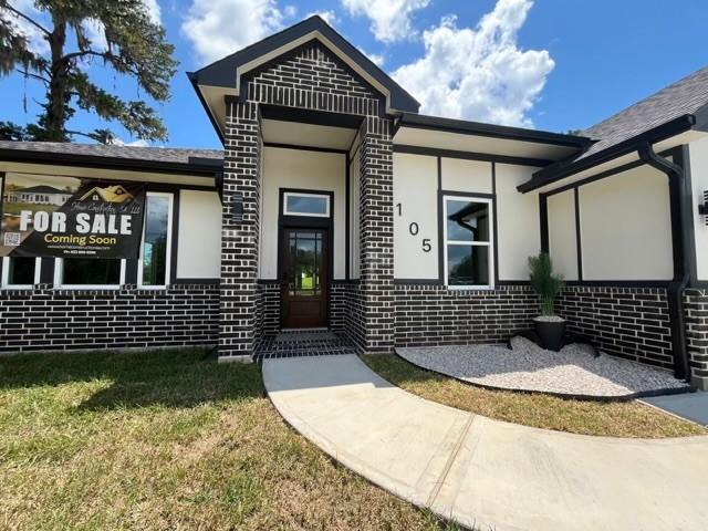 view of front of property with a front yard