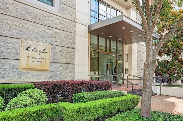 property entrance featuring a balcony