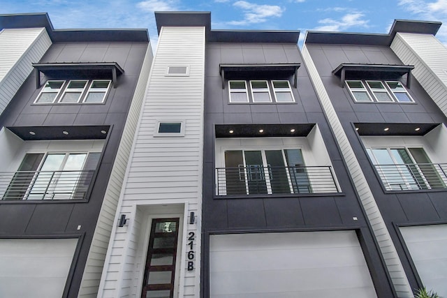 view of front facade featuring a garage