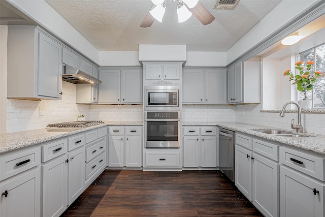 kitchen featuring sink, gray cabinets, stainless steel appliances, dark hardwood / wood-style floors, and ventilation hood