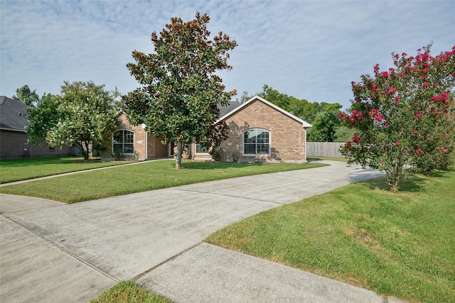 single story home with a front lawn