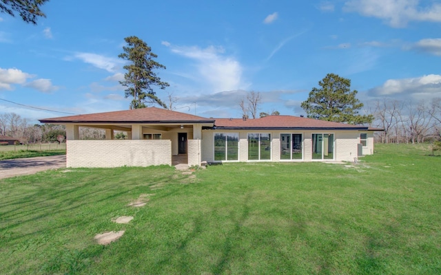 view of front of house featuring a front yard