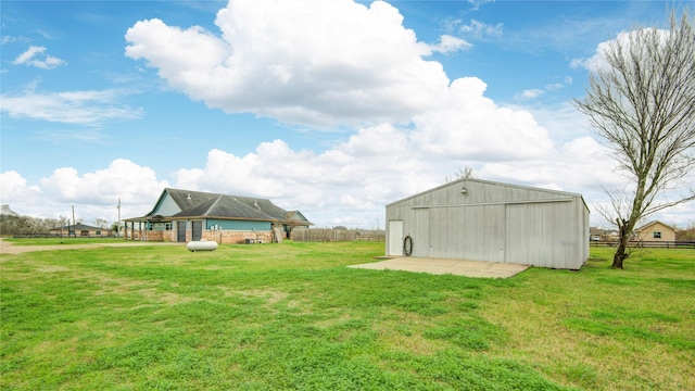 view of yard featuring an outdoor structure