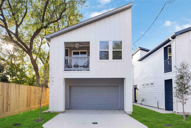 exterior space featuring ceiling fan and a yard