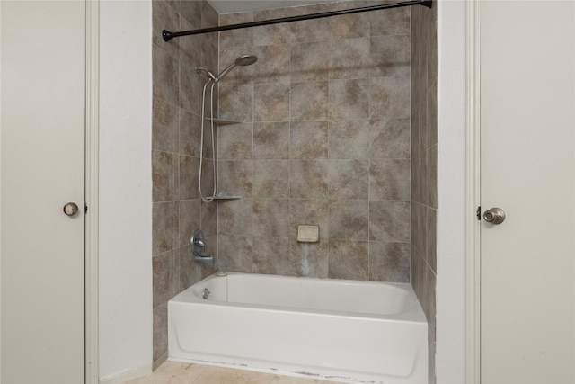 bathroom with tiled shower / bath