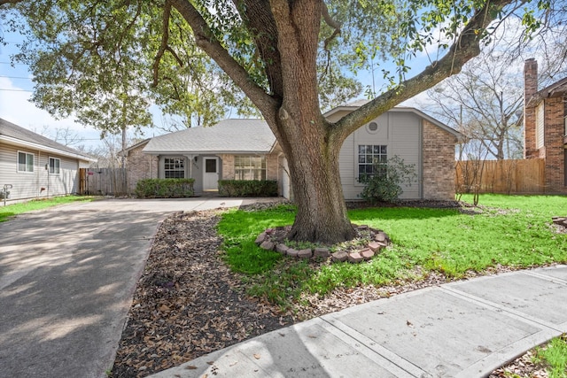 single story home with a front yard