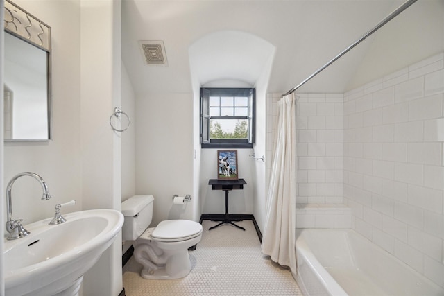 full bathroom featuring toilet, sink, and shower / bath combo with shower curtain