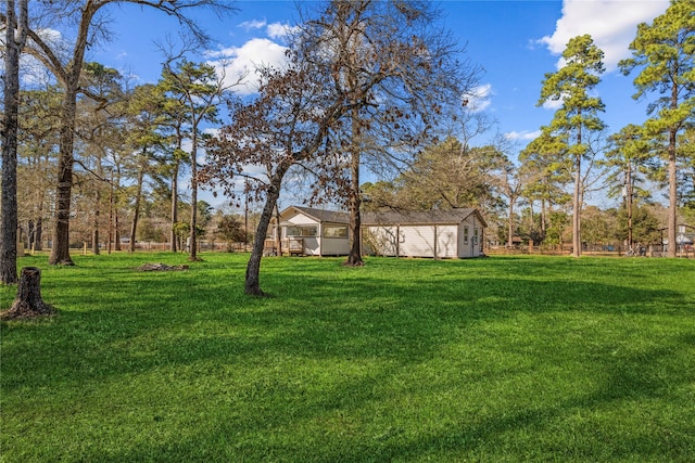 view of yard featuring an outdoor structure