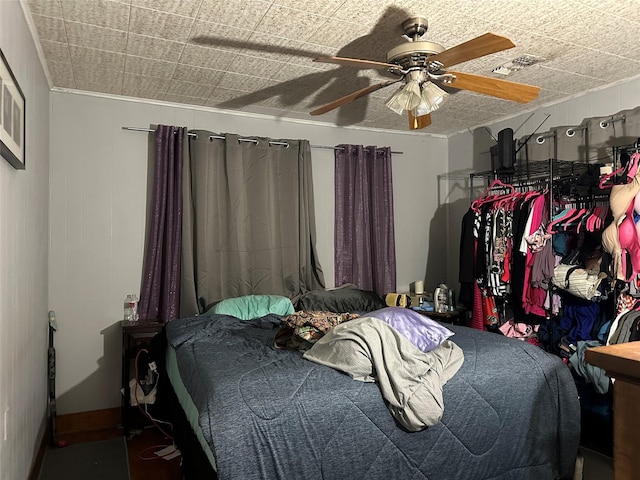 bedroom with ceiling fan