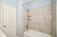 bathroom featuring tiled shower / bath combo