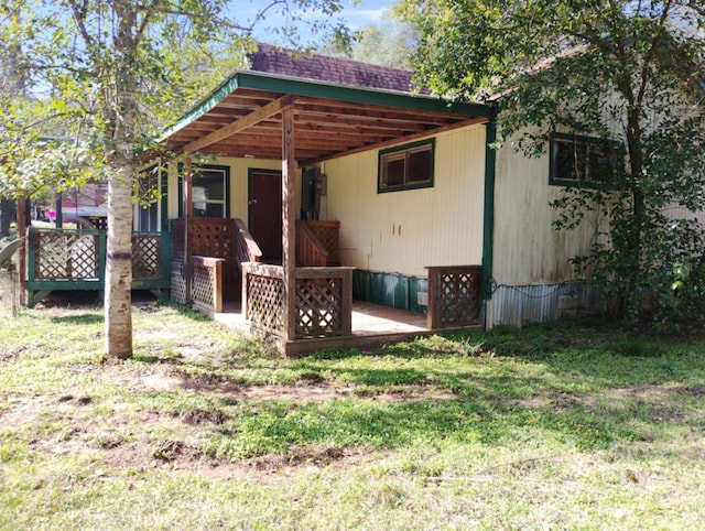 view of front of property featuring a front lawn