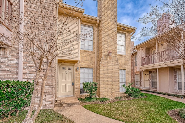 property entrance featuring a yard