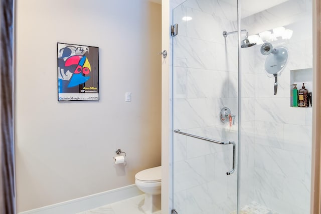 full bathroom with a shower stall, toilet, and baseboards