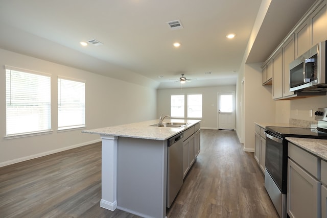 kitchen with visible vents, gray cabinetry, a sink, recessed lighting, and appliances with stainless steel finishes