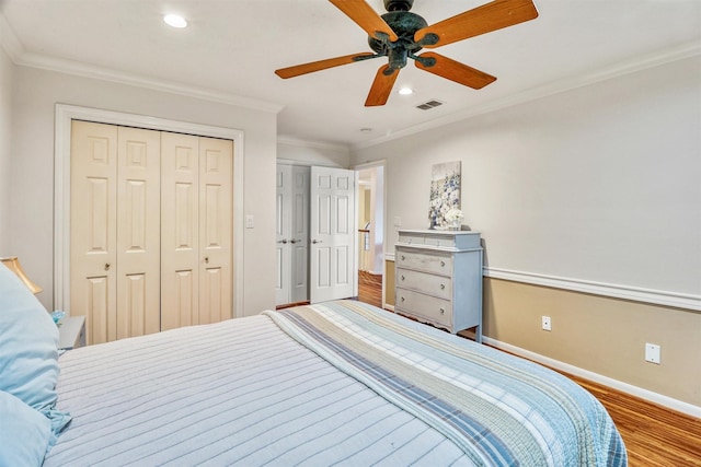 bedroom featuring hardwood / wood-style flooring, ceiling fan, and crown molding