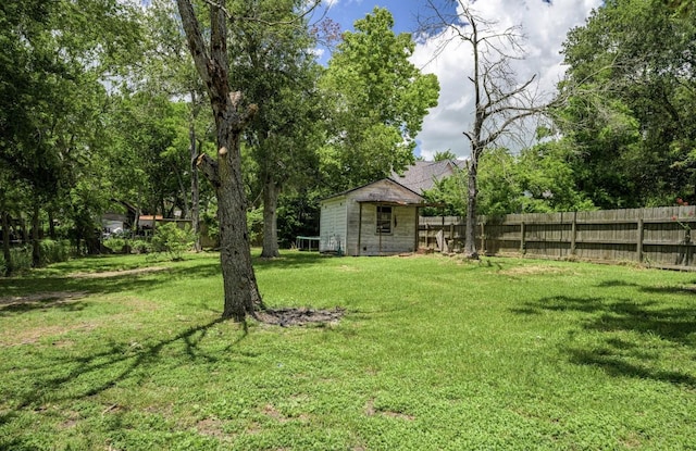 view of yard with an outdoor structure