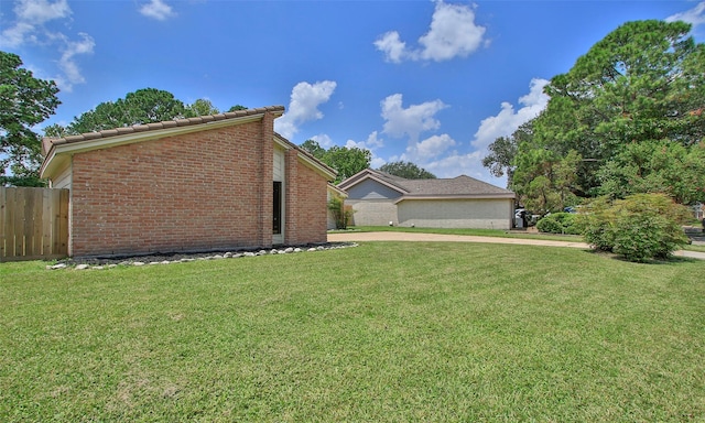 view of front of house featuring a front lawn