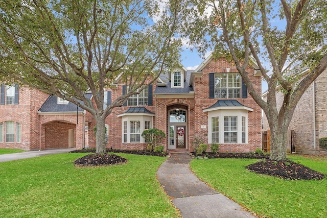 view of front facade featuring a front lawn