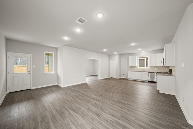 unfurnished living room featuring dark wood-style floors, recessed lighting, visible vents, and baseboards