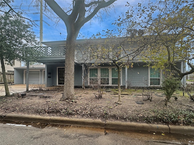 view of front of property featuring a balcony