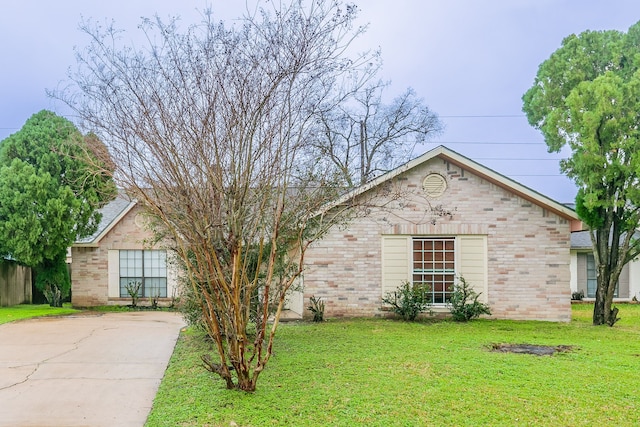 view of front of house with a front lawn