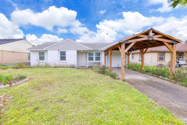 view of front facade featuring a garage and a front lawn