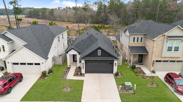 view of front facade featuring a front yard