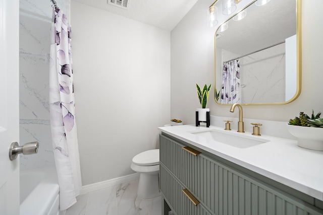 full bathroom with shower / tub combo with curtain, vanity, and toilet