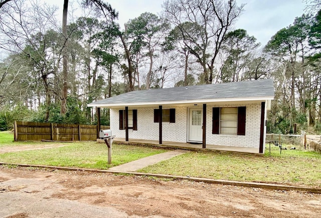 view of front of property featuring a front yard