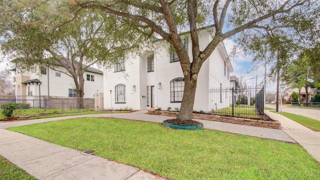 view of front of home featuring a front yard