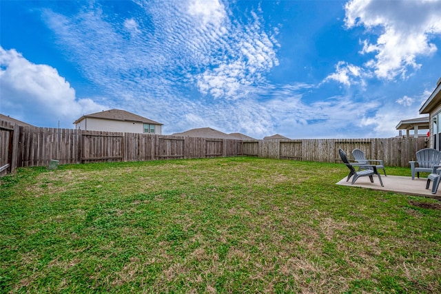 view of yard featuring a patio area