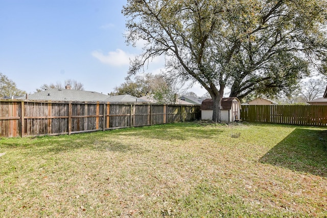 view of yard with an outdoor structure, a storage unit, and a fenced backyard