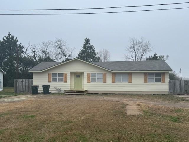 single story home featuring a front lawn