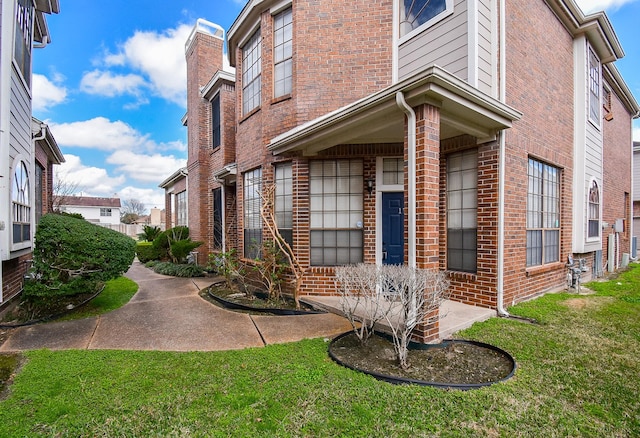 property entrance featuring a yard