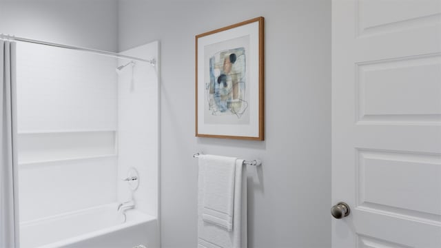 bathroom featuring tiled shower / bath