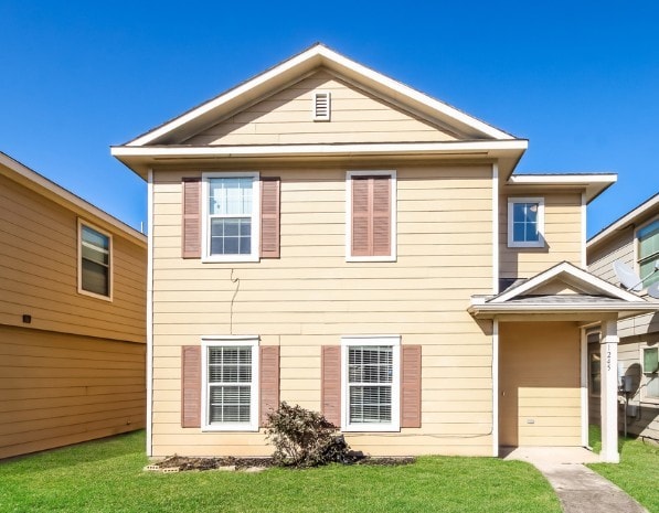 view of front of property featuring a front lawn