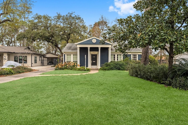 view of front of house with driveway and a front yard