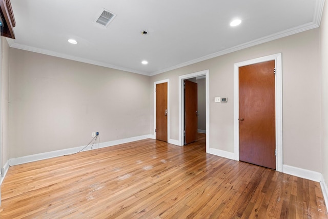 empty room with baseboards, visible vents, crown molding, light wood-type flooring, and recessed lighting