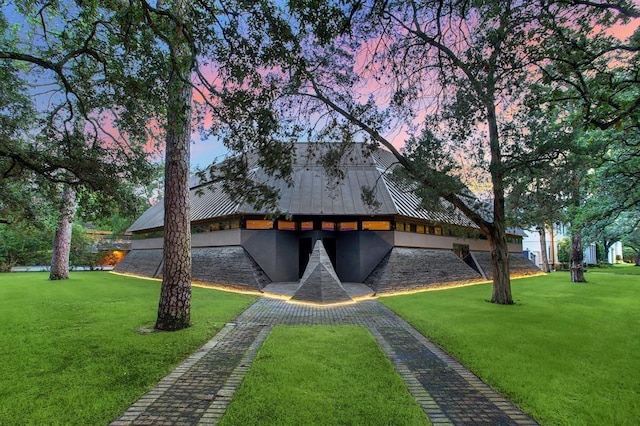 view of front of house featuring a lawn