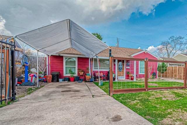 view of front of property featuring a front lawn