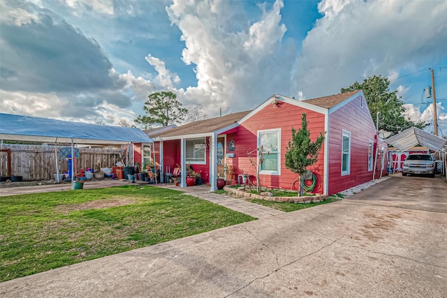 view of front of home featuring a front yard