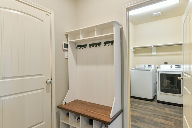 washroom with dark wood-type flooring and independent washer and dryer