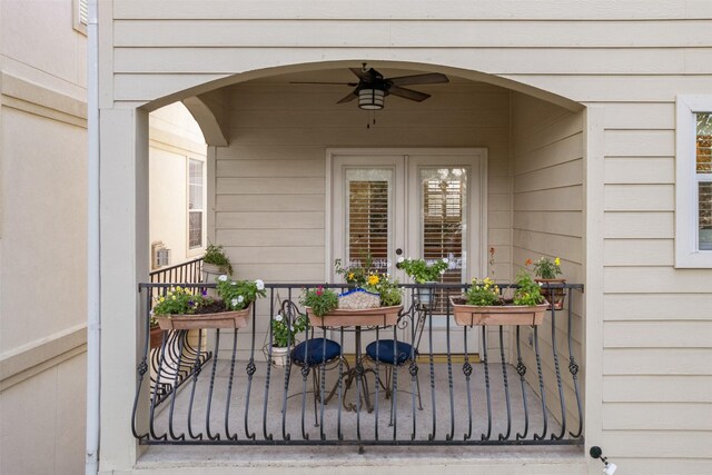 property entrance featuring ceiling fan