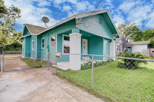 bungalow-style house featuring a front lawn