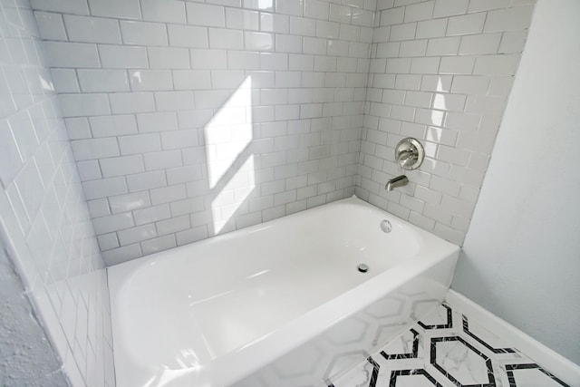 bathroom with tiled shower / bath