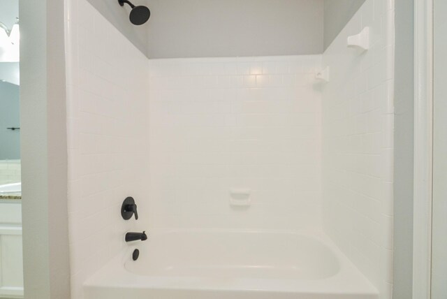 bathroom with tiled shower / bath