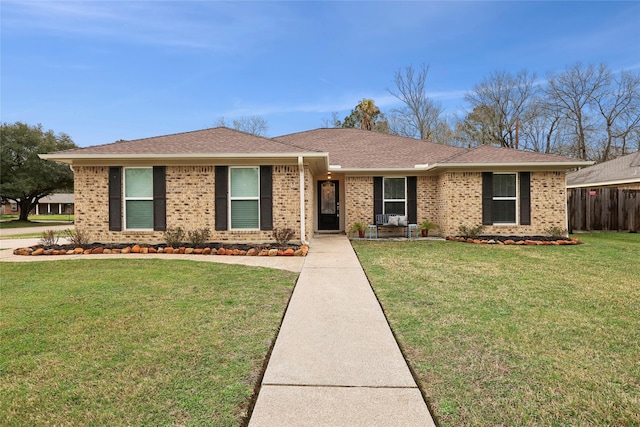 ranch-style home featuring a front lawn