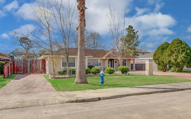 ranch-style house featuring a front lawn